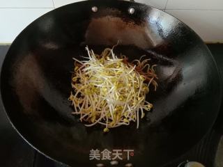 清炒豆芽粉条的做法步骤：4
