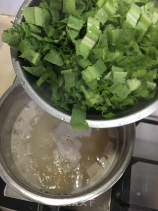 青菜咸蛋肉条汤的做法步骤：6