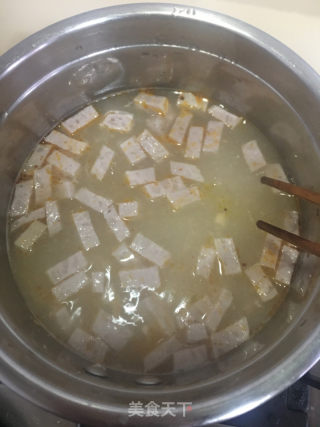 青菜咸蛋肉条汤的做法步骤：5