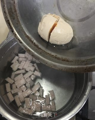 青菜咸蛋肉条汤的做法步骤：4