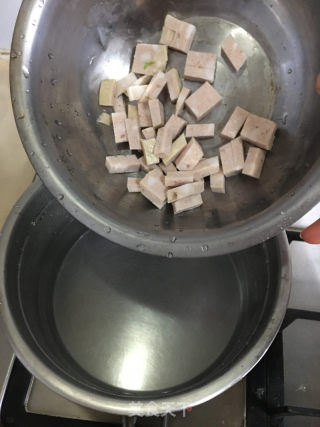 青菜咸蛋肉条汤的做法步骤：3
