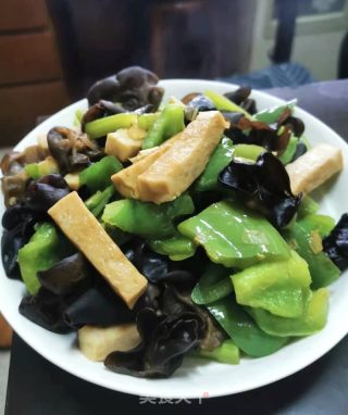 灯笼椒黑木耳炒肉条的做法步骤：10