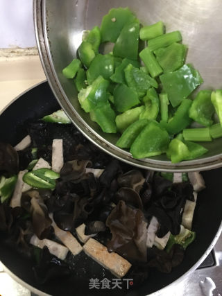 灯笼椒黑木耳炒肉条的做法步骤：9