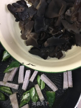 灯笼椒黑木耳炒肉条的做法步骤：8