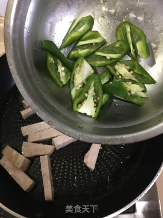 灯笼椒黑木耳炒肉条的做法步骤：7