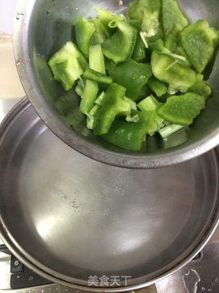 灯笼椒黑木耳炒肉条的做法步骤：5