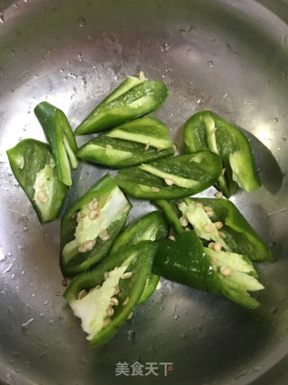 灯笼椒黑木耳炒肉条的做法步骤：3