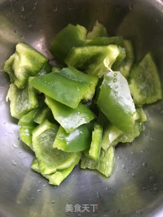 灯笼椒黑木耳炒肉条的做法步骤：2