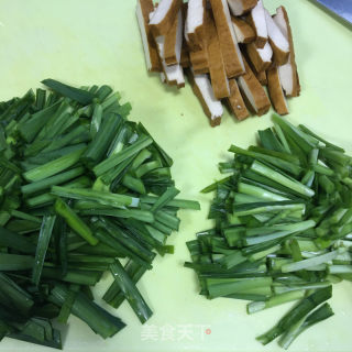 香干炒韭菜的做法步骤：1