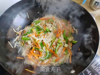 青椒胡萝卜炒金针菇的做法步骤：6