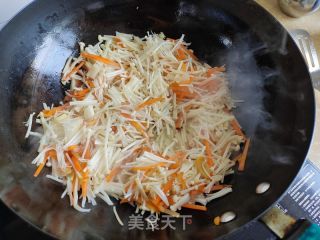 青椒胡萝卜炒金针菇的做法步骤：5