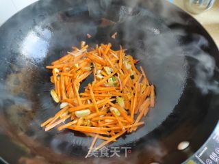 青椒胡萝卜炒金针菇的做法步骤：4
