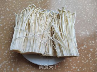 青椒胡萝卜炒金针菇的做法步骤：1