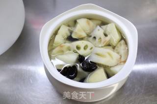 腔骨莲藕木耳汤的做法步骤：3