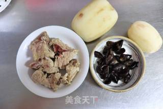 腔骨莲藕木耳汤的做法步骤：1