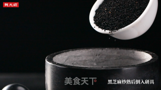 来一碗糯叽叽、甜蜜蜜的芝麻汤圆吧~的做法步骤：1