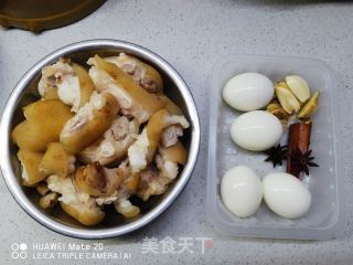 焖猪脚的做法步骤：1
