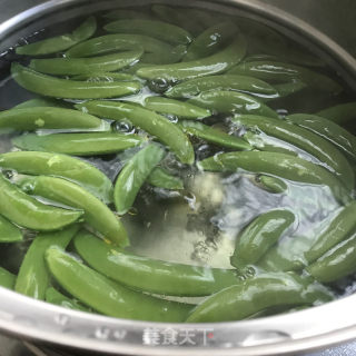 蒜泥拌甜豆的做法步骤：2