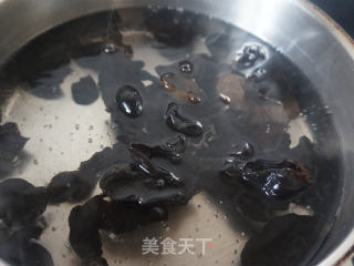花菜木耳炒肉片的做法步骤：3