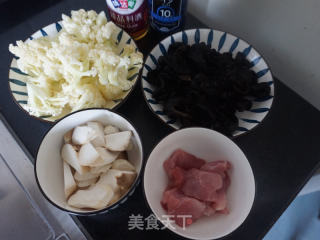花菜木耳炒肉片的做法步骤：1