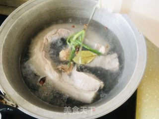 锅仔酸菜白肉的做法步骤：1