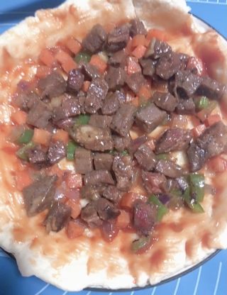 黑椒牛扒比萨饼的做法步骤：10