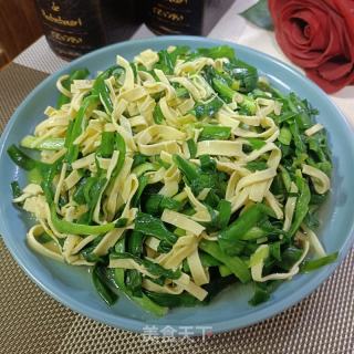 韭菜炒千张的做法步骤：8