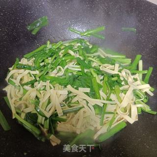 韭菜炒千张的做法步骤：7