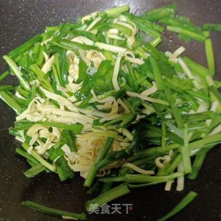 韭菜炒千张的做法步骤：6