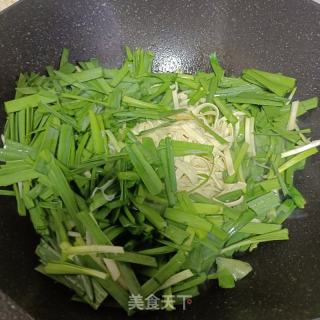 韭菜炒千张的做法步骤：5
