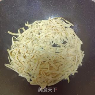 韭菜炒千张的做法步骤：4