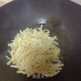 韭菜炒千张的做法步骤：3