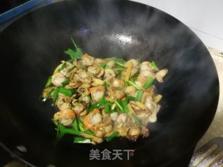 蒜苗炒贝肉的做法步骤：6