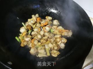 蒜苗炒贝肉的做法步骤：5