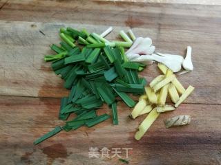 蒜苗炒贝肉的做法步骤：2