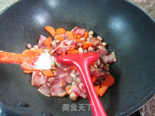 花生米胡萝卜炒风干肉的做法步骤：6