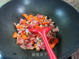 花生米胡萝卜炒风干肉的做法步骤：5