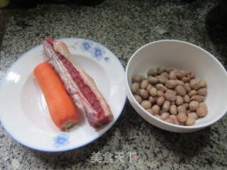 花生米胡萝卜炒风干肉的做法步骤：1