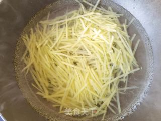麻辣红油土豆丝的做法步骤：3