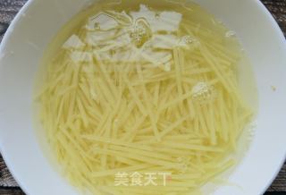 麻辣红油土豆丝的做法步骤：1