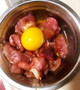 糖醋里脊的做法步骤：1