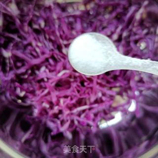 紫甘蓝拌鸡腿肉的做法步骤：3