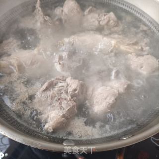 家常排骨炖鸡的做法步骤：3