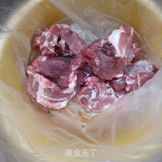 家常排骨炖鸡的做法步骤：1