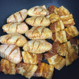 香煎鸡翅五花肉的做法步骤：5