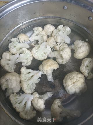 豆瓣酱炒菜花的做法步骤：1