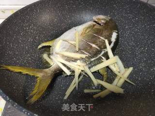 红焖鲳鱼的做法步骤：3