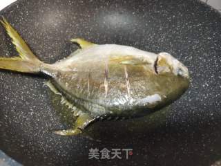 红焖鲳鱼的做法步骤：2