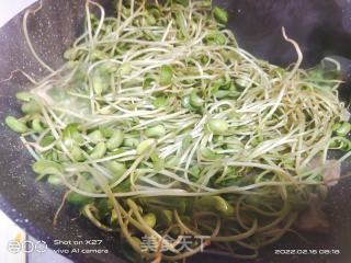 瘦肉丝炒黑豆芽的做法步骤：3