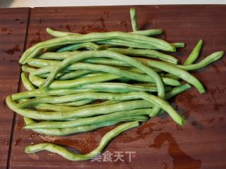 干煸豆角的做法步骤：2